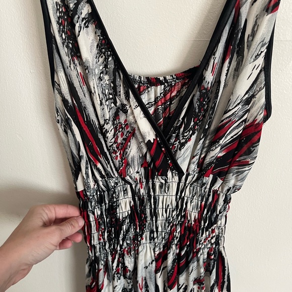 Elegant Black and Red Patterned Women's Dress - Picture 3 of 3